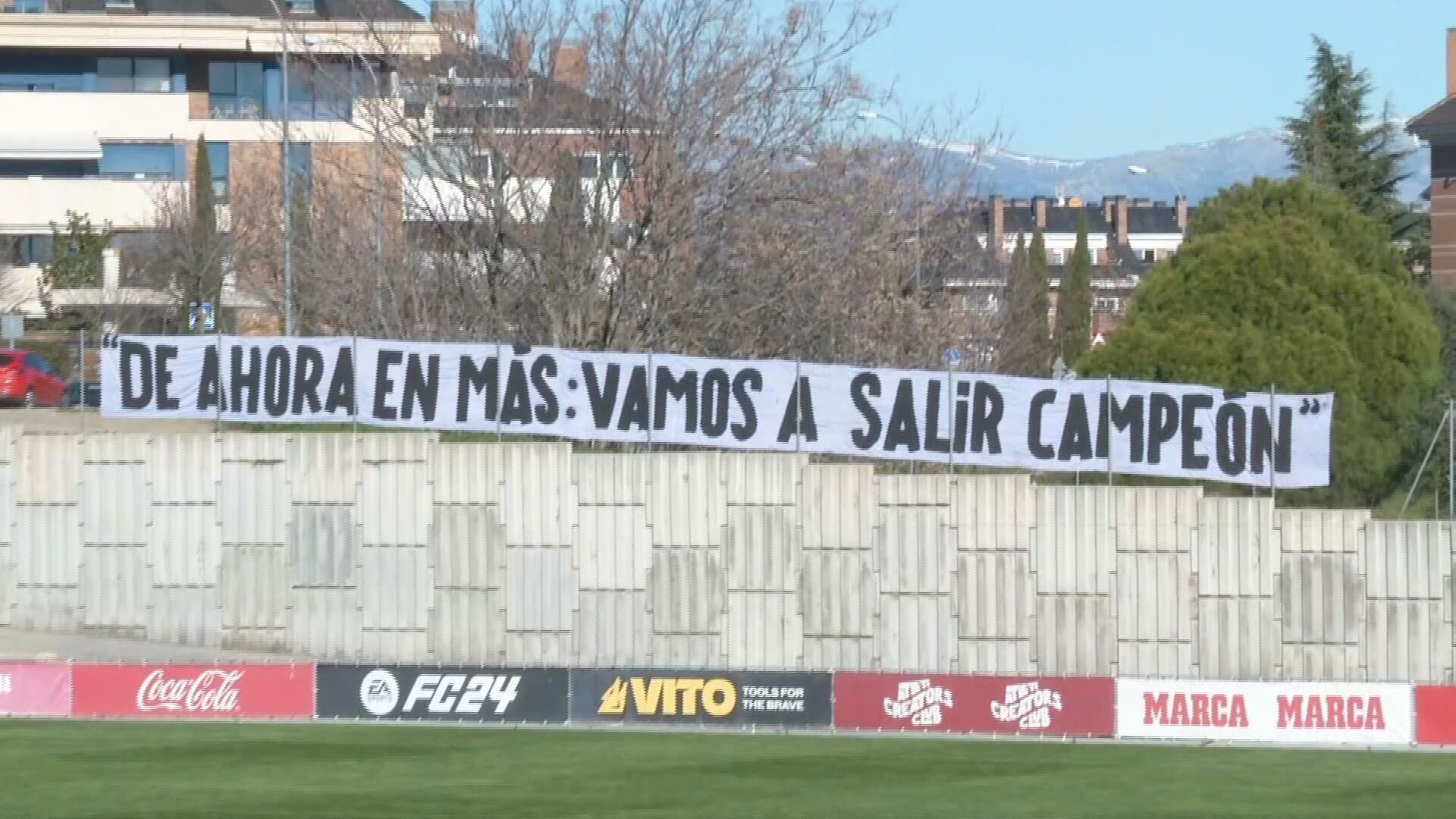 la_pancarta_del_entrenamiento_del_atletico.jpeg