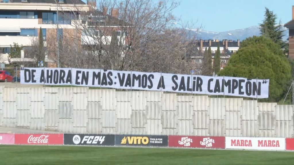 La pancarta de la afición del Atlético: "De ahora en más" protagoniza el entrenamiento