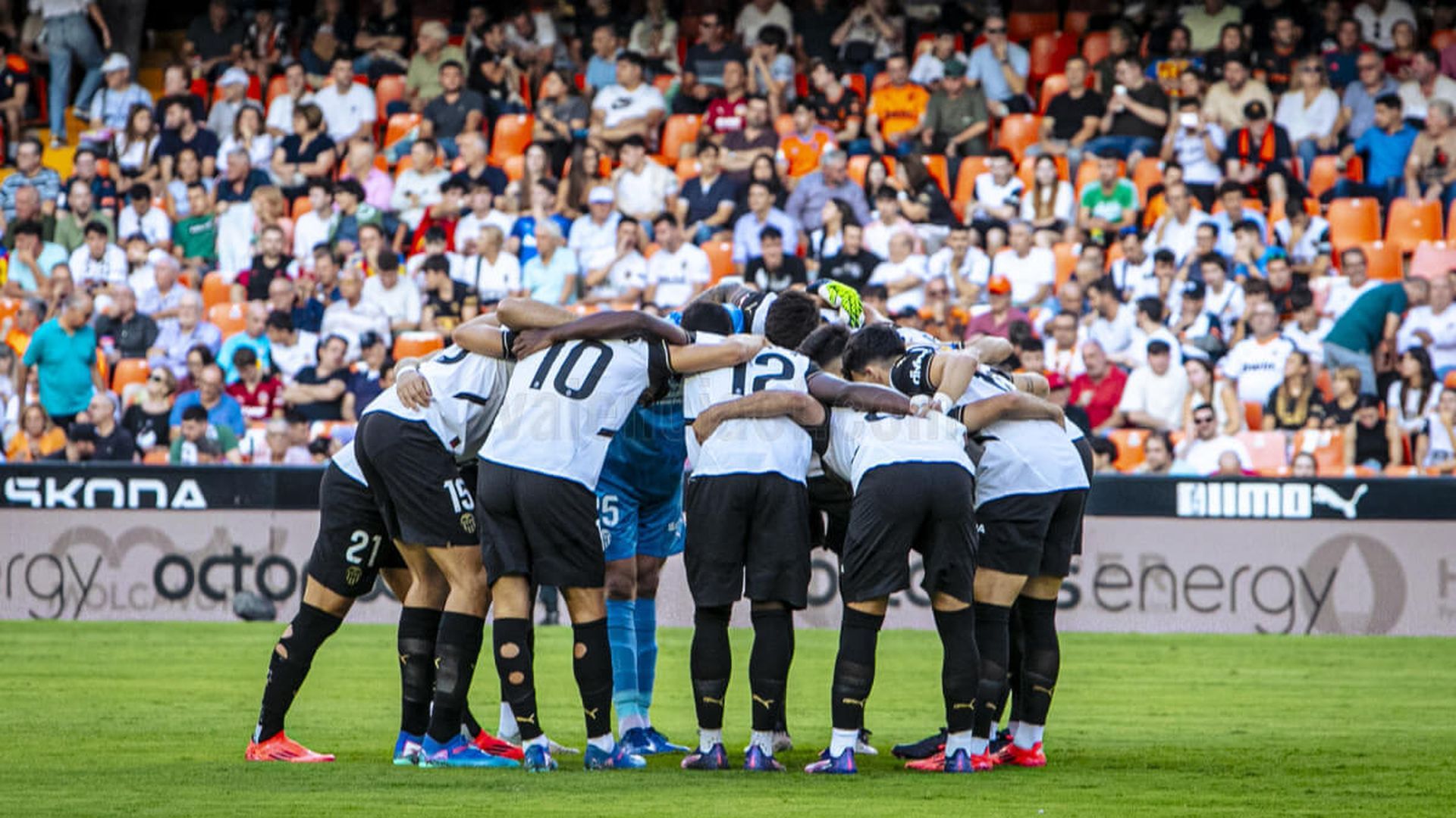 la_pina_del_equipo_antes_del_partido_ante_el_ca_osasuna_foto_valencia_cf.jpg