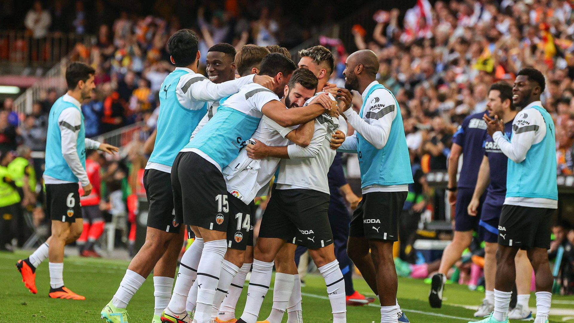 la_plantilla_del_valencia_celebrando_un_gol.jpg