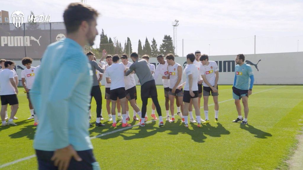 La plantilla felicita a Diego López por su renovación