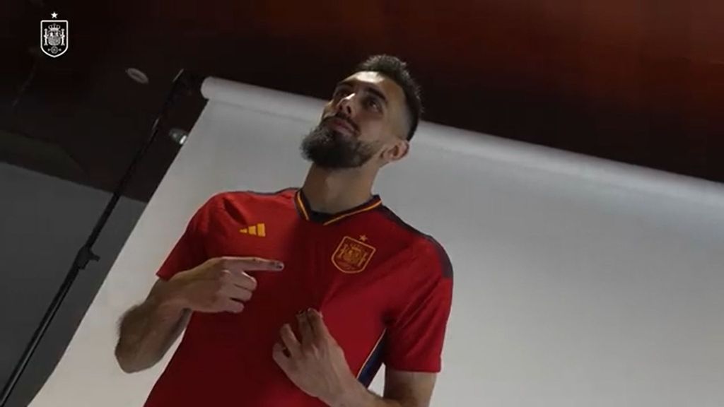 La primera sesión de fotos con la camiseta oficial de la Selección de Borja Iglesias y Nico Williams