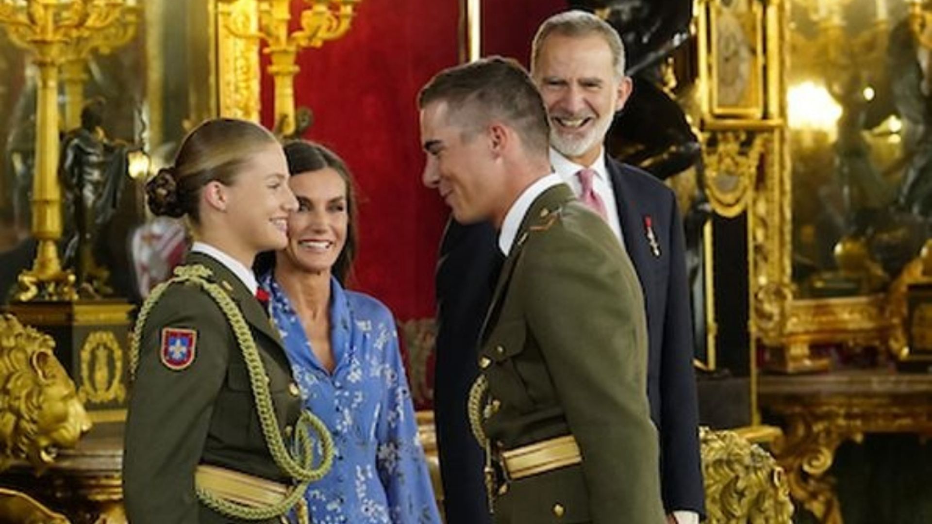 la_princesa_leonor_en_el_pasamanos_del_12_de_octubre__srtacotilleo.jpg la_princesa_leonor_en_el_pasamanos_del_12_de_octubre__srtacotilleo.jpg