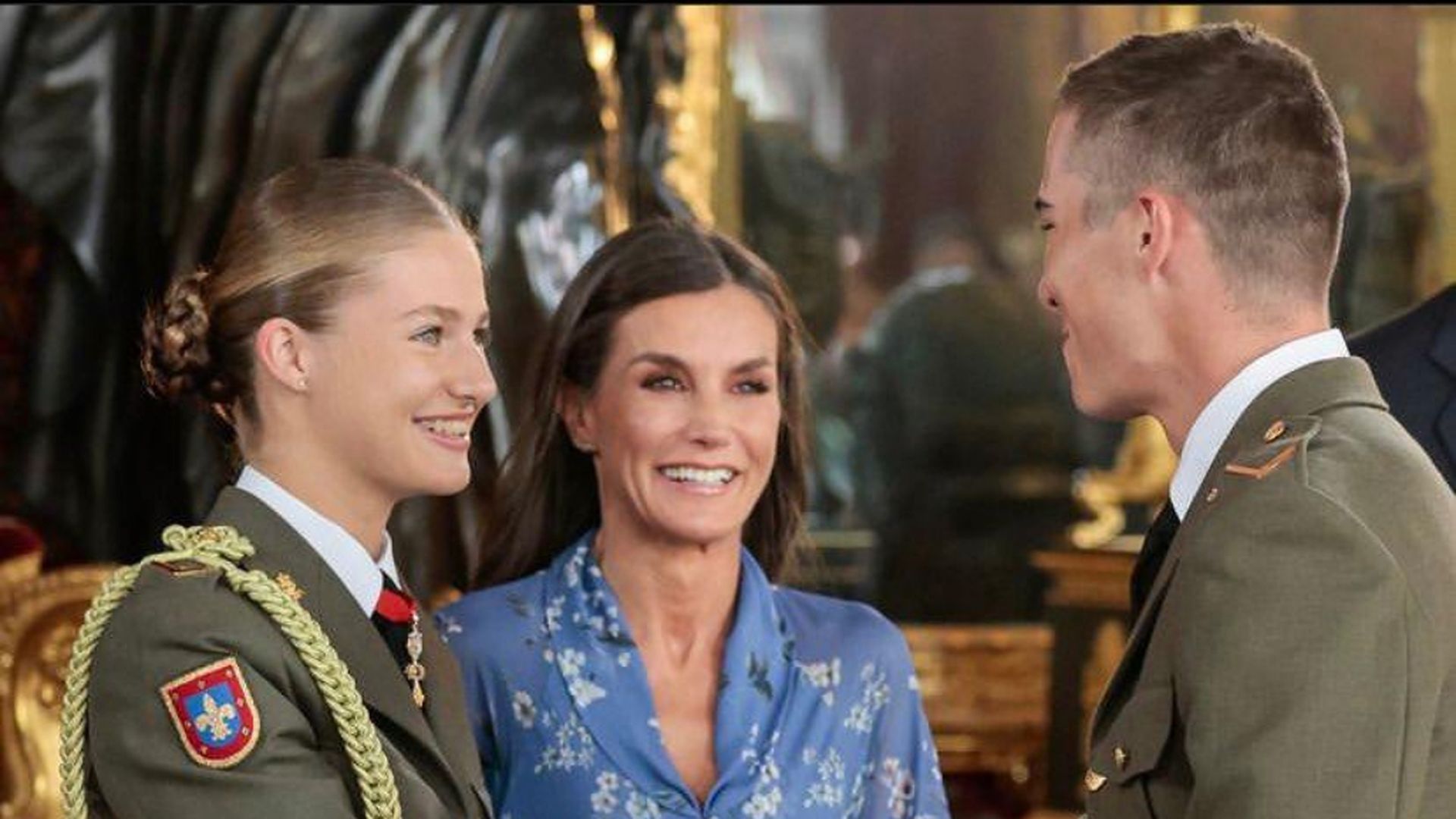 la_princesa_leonor_y_la_reina_letizia_durante_el_tradicional_pasamanos__driecel_001.jpg