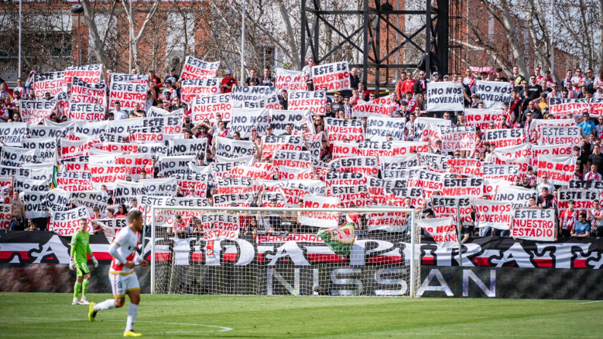 la_protesta_de_la_aficion_del_rayo_vallecano_por_el_nuevo_estadio_hara_una_cadena_huma.jpg