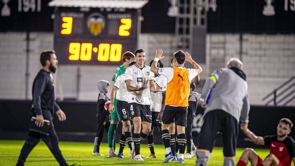La Quinta del Pipo salva al VCF Mestalla y el debut de Declan Frith