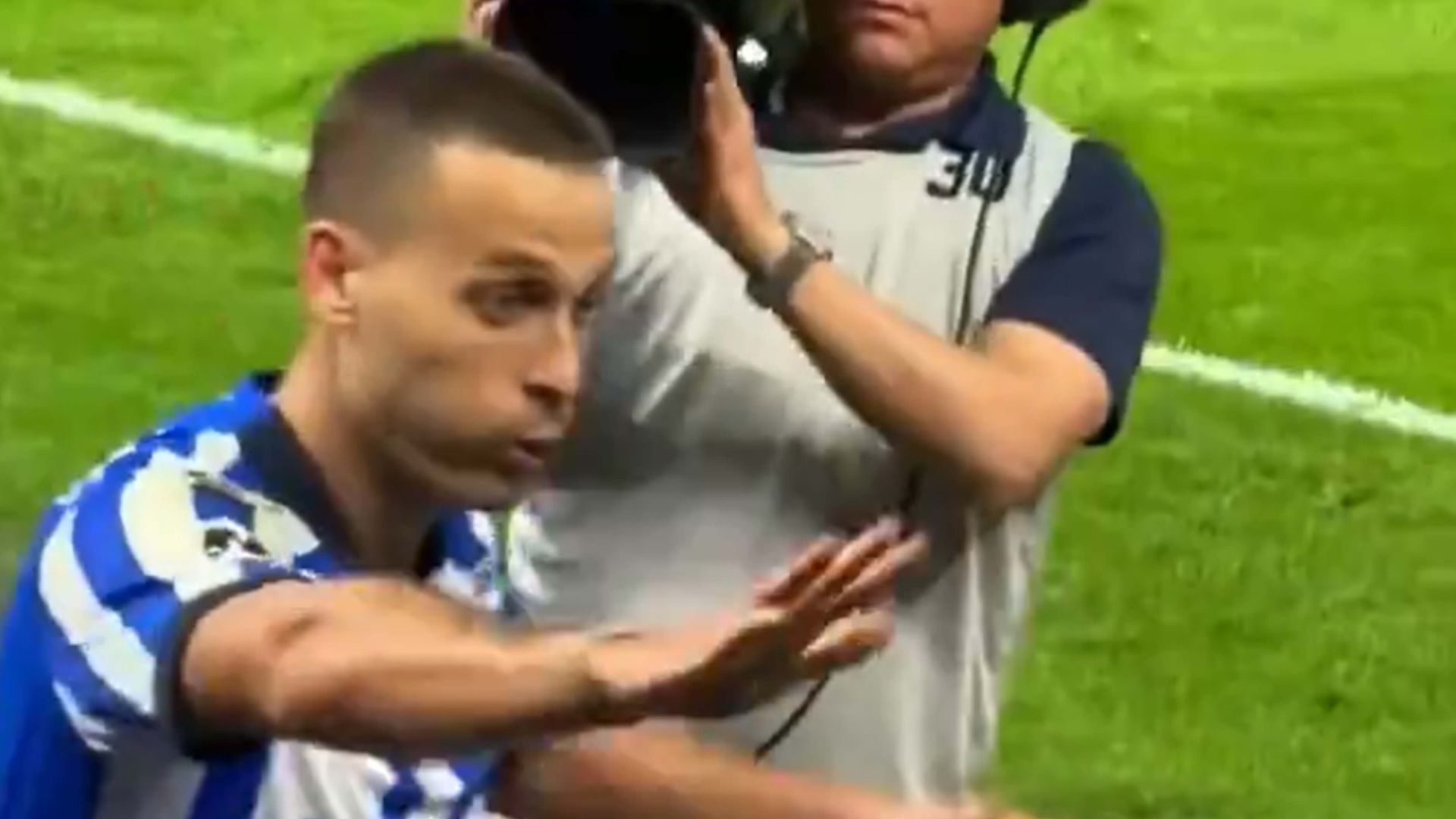 la_reaccion_de_canales_al_golpear_sin_querer_a_un_miembro_de_seguridad.jpg la_reaccion_de_canales_al_golpear_sin_querer_a_un_miembro_de_seguridad.jpg