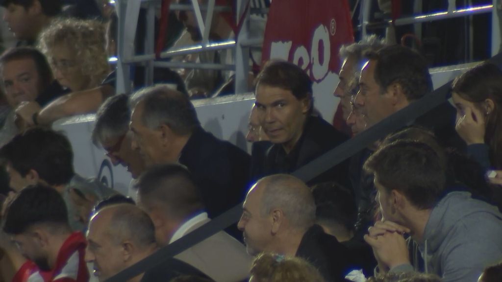 (Mediaset) La reacción de Rafa Nadal al gol de Julián Araujo.