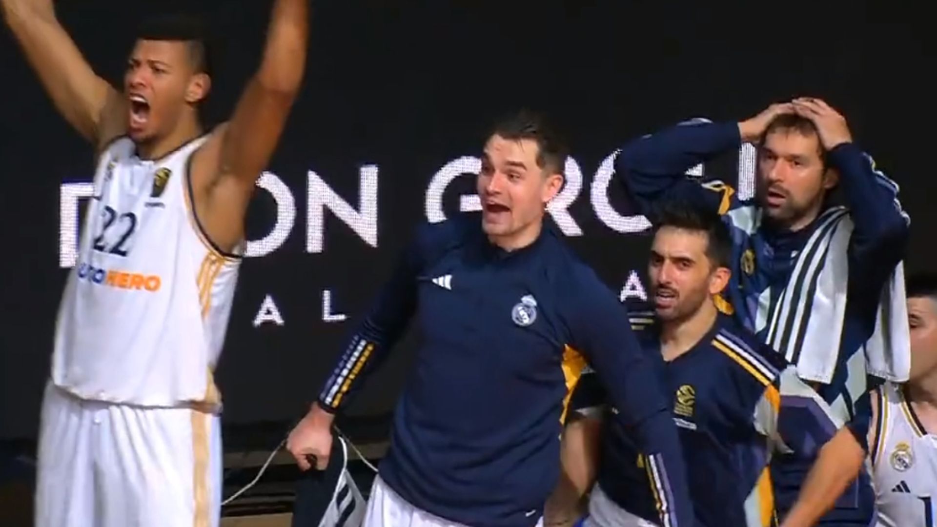 la_reaccion_de_tavares_y_llull_ante_la_jugada_del_real_madrid_fuente__movistarbasket_001.jpg la_reaccion_de_tavares_y_llull_ante_la_jugada_del_real_madrid_fuente__movistarbasket_001.jpg