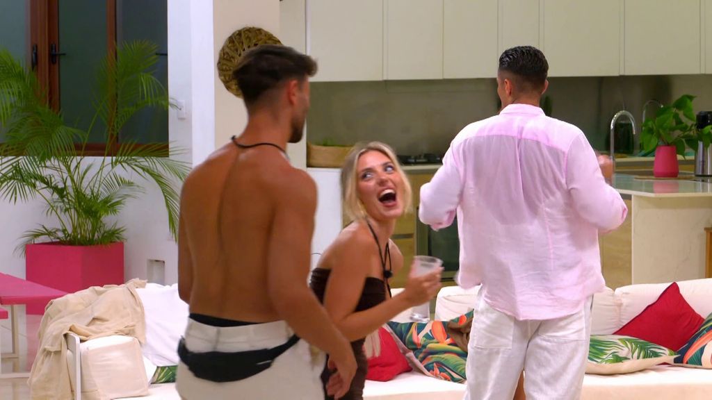 La reacción física de Gerard mientras bailaba con Claudia que ella no ha podido evitar notar