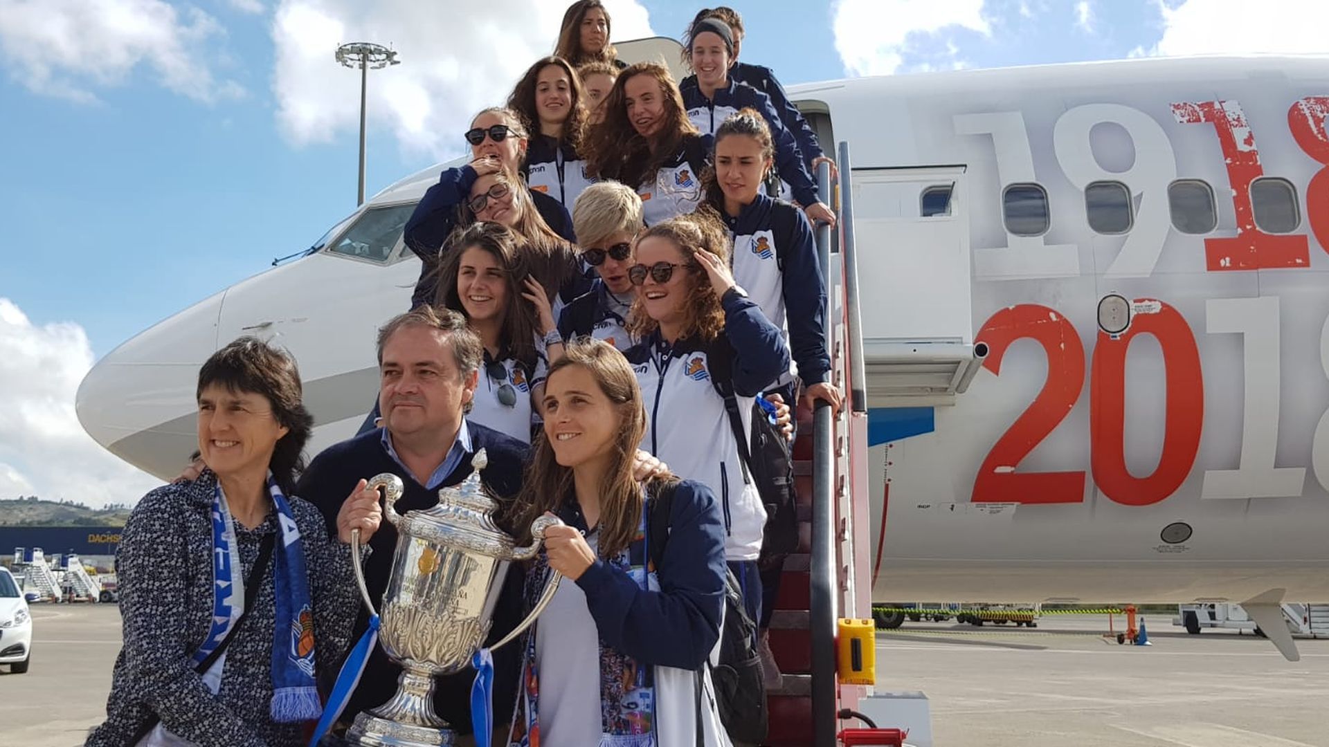 la_real_aterriza_en_san_sebastian_con_la_copa_de_la_reina_foto_marta_gonzalo_001.jpeg