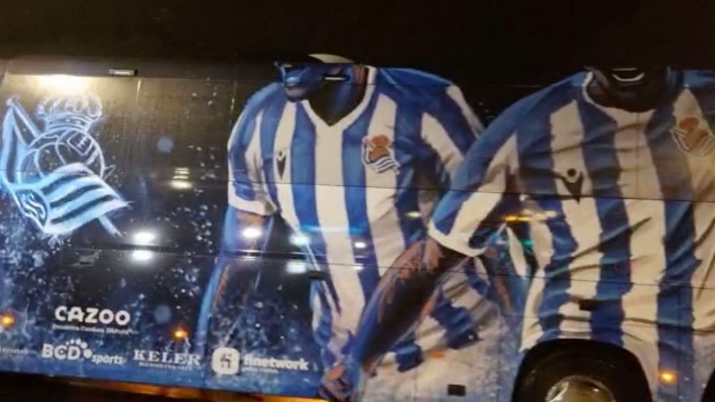 La Real estrena autobús en su llegada al Reale Arena para medirse al Betis