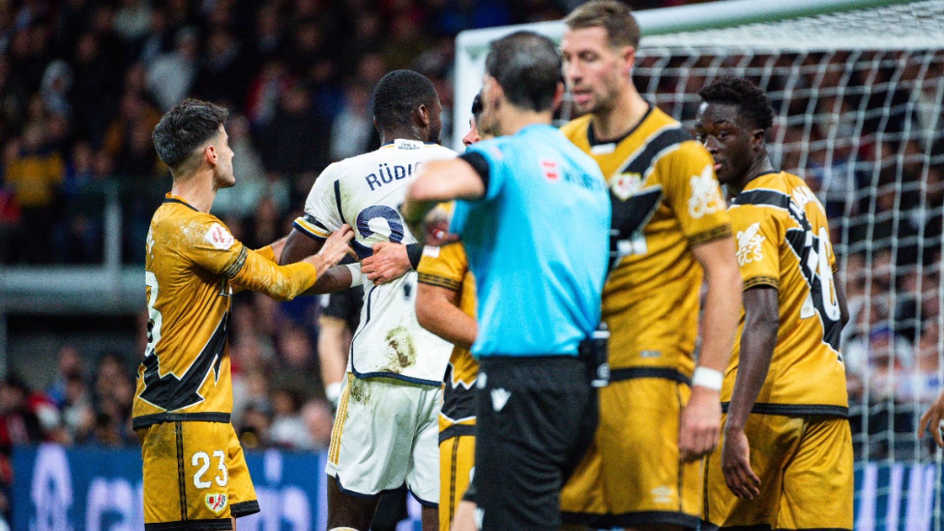 la_regla_que_puede_revolucionar_el_futbol_castigos_de_diez_minutos_para_los_jugadores_.jpg la_regla_que_puede_revolucionar_el_futbol_castigos_de_diez_minutos_para_los_jugadores_.jpg