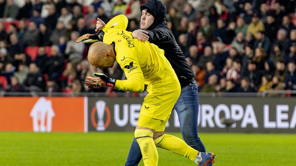 (Mediaset) La secuencia de la agresión a Dmitrovic y la indignación por lo que pasó después: “Ni seguridad, ni parar el partido”