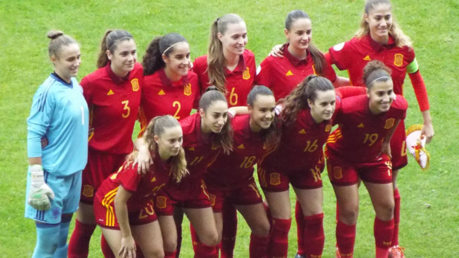 la_seleccion_espanola_sub_19_antes_del_inicio_del_partido_ante_francia_foto_rfef_001.jpg