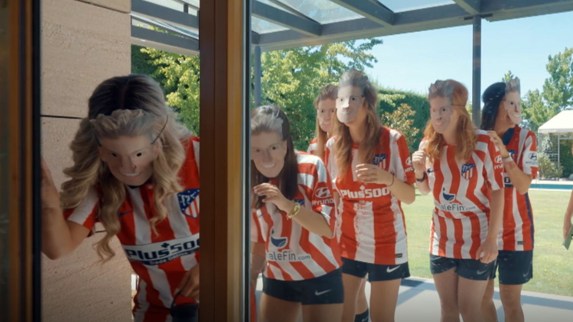 la_sorpresa_de_las_amigas_de_paddy_para_su_despedida_de_soltera_con_caretas_de_marcos_.jpg la_sorpresa_de_las_amigas_de_paddy_para_su_despedida_de_soltera_con_caretas_de_marcos_.jpg