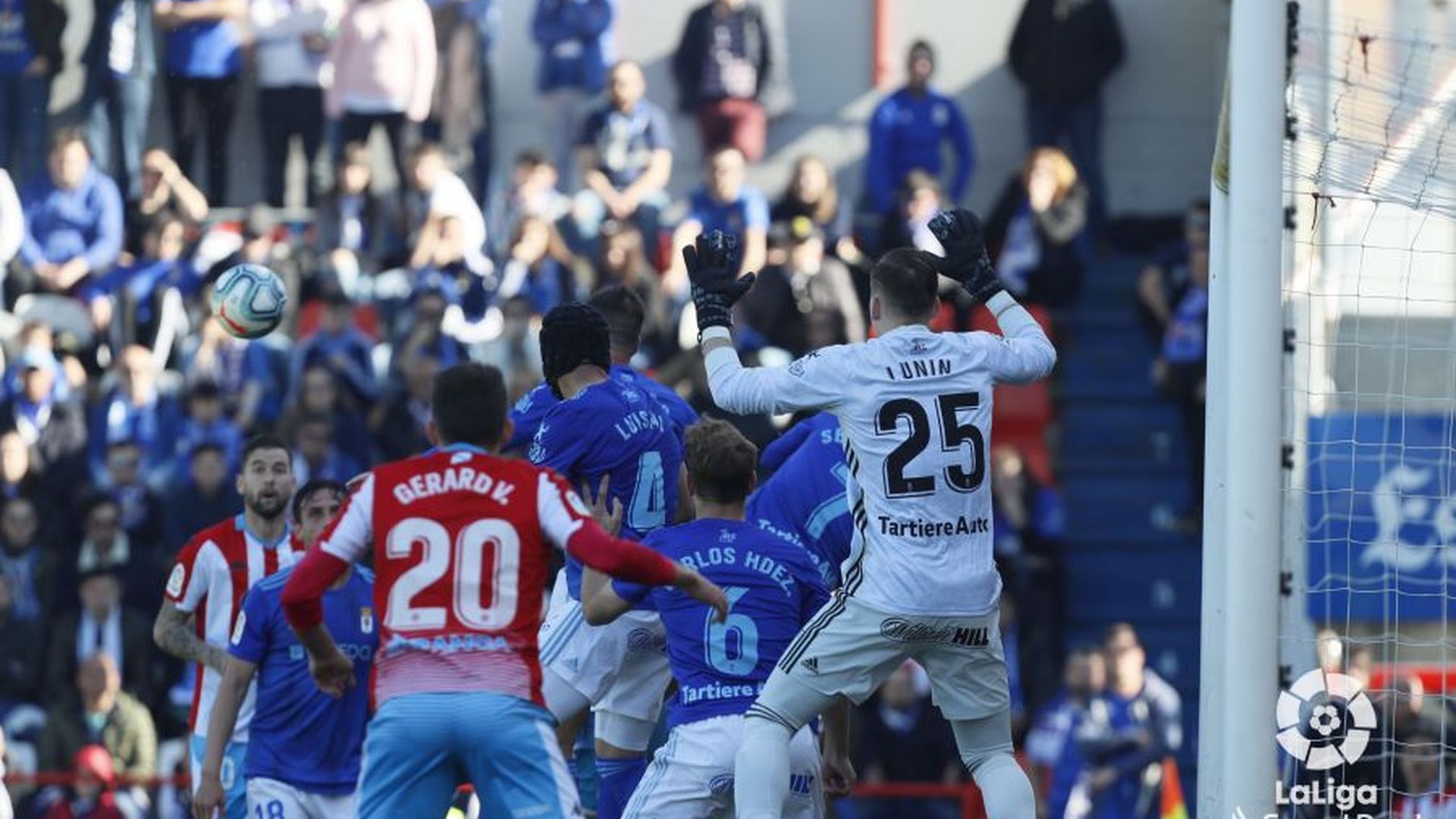 la_zaga_del_oviedo_se_defiende_de_una_accion_de_peligro_del_lugo_foto_laliga_001.jpeg