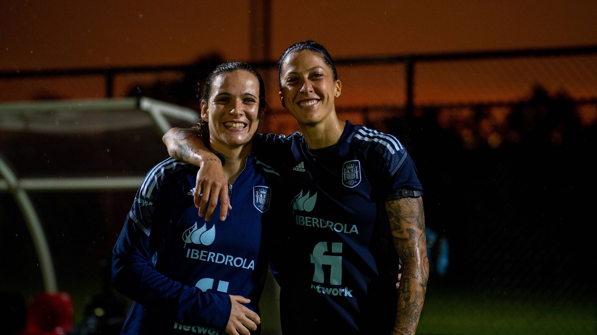 laia_codina_y_jenni_hermoso_en_un_entrenamiento_con_la_seleccion_cordon_press_001.jpg laia_codina_y_jenni_hermoso_en_un_entrenamiento_con_la_seleccion_cordon_press_001.jpg