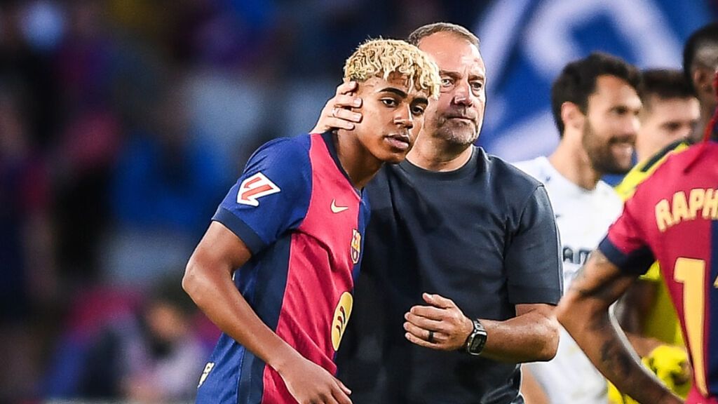 Hansi Flick pasa del revuelo mediático que rodea a Lamine Yamal: "No me meto en su vida"