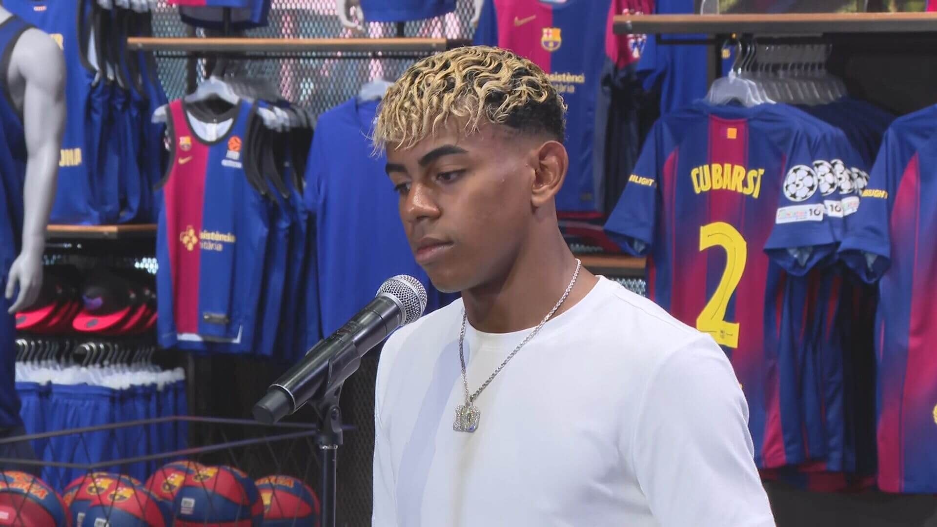 lamine_yamal_atiende_a_los_medios_tras_el_acto_de_renovacion.jpeg lamine_yamal_atiende_a_los_medios_tras_el_acto_de_renovacion.jpeg