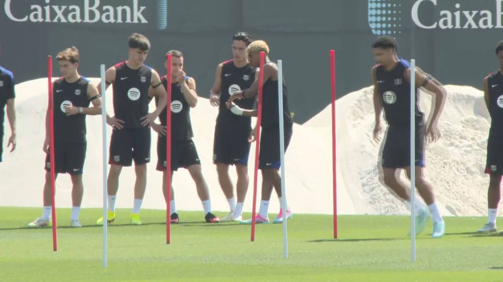 Lamine Yamal le explica a Marc Casadó su vendaje en la mano