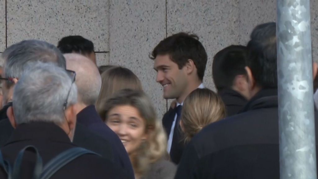 (MEDIASET) Laporta, Busquets y Xavi arropan a Marcos Alonso a la llegada al tanatorio para dar el último adiós a su padre