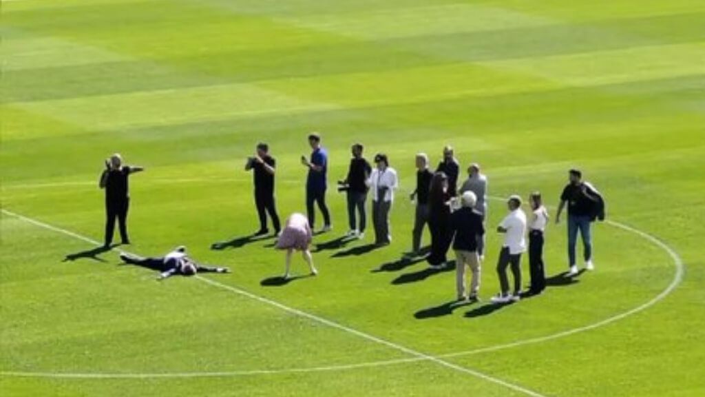 Joan Laporta es fotografiado tumbado en el césped del Camp Nou e ilusiona a la afición con el regreso