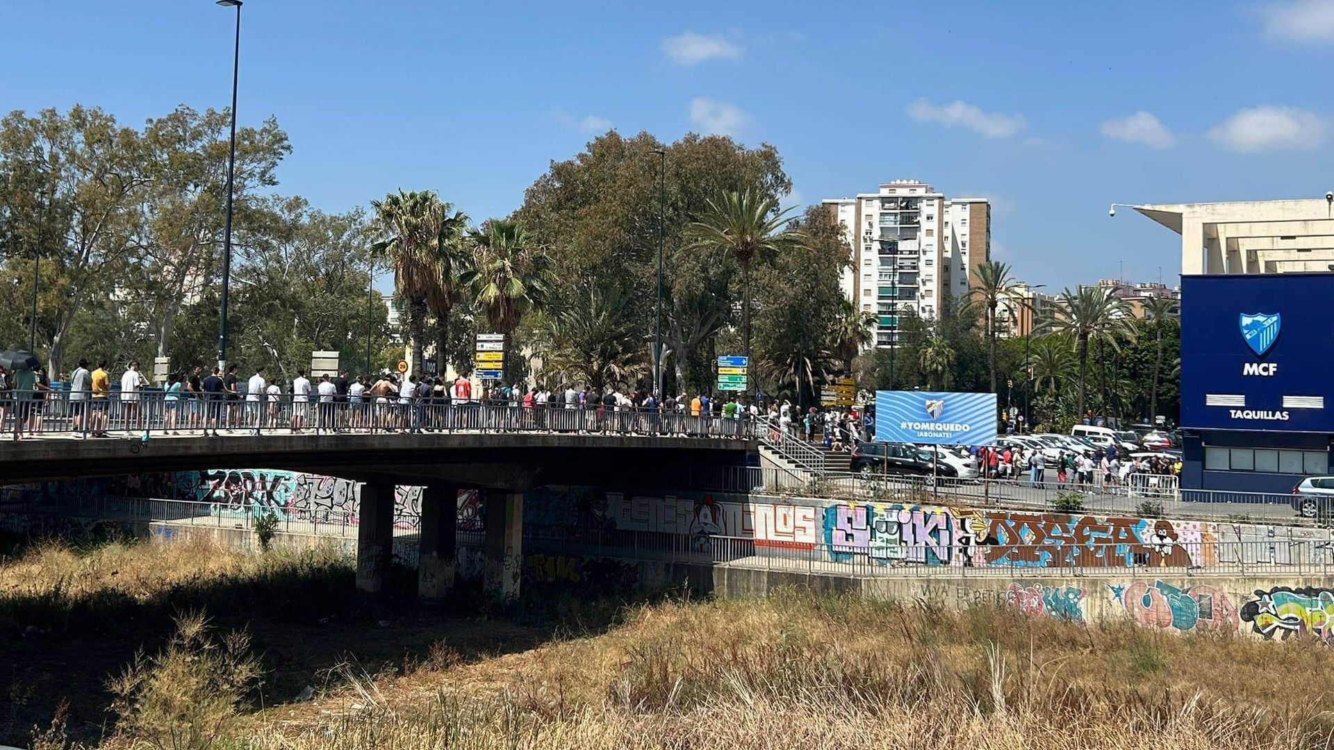 largas_colas_de_aficionados_del_malaga_por_conseguir_entrada_para_la_final_play_off.jpg