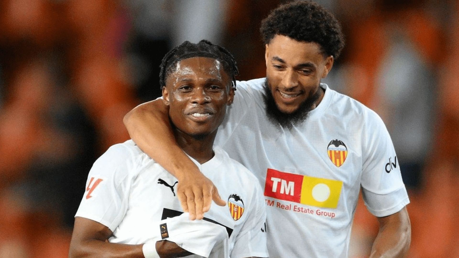 largie_ramazani_abrazado_por_danjuma_al_final_del_partido_foto_x_fans_vcf_001.png