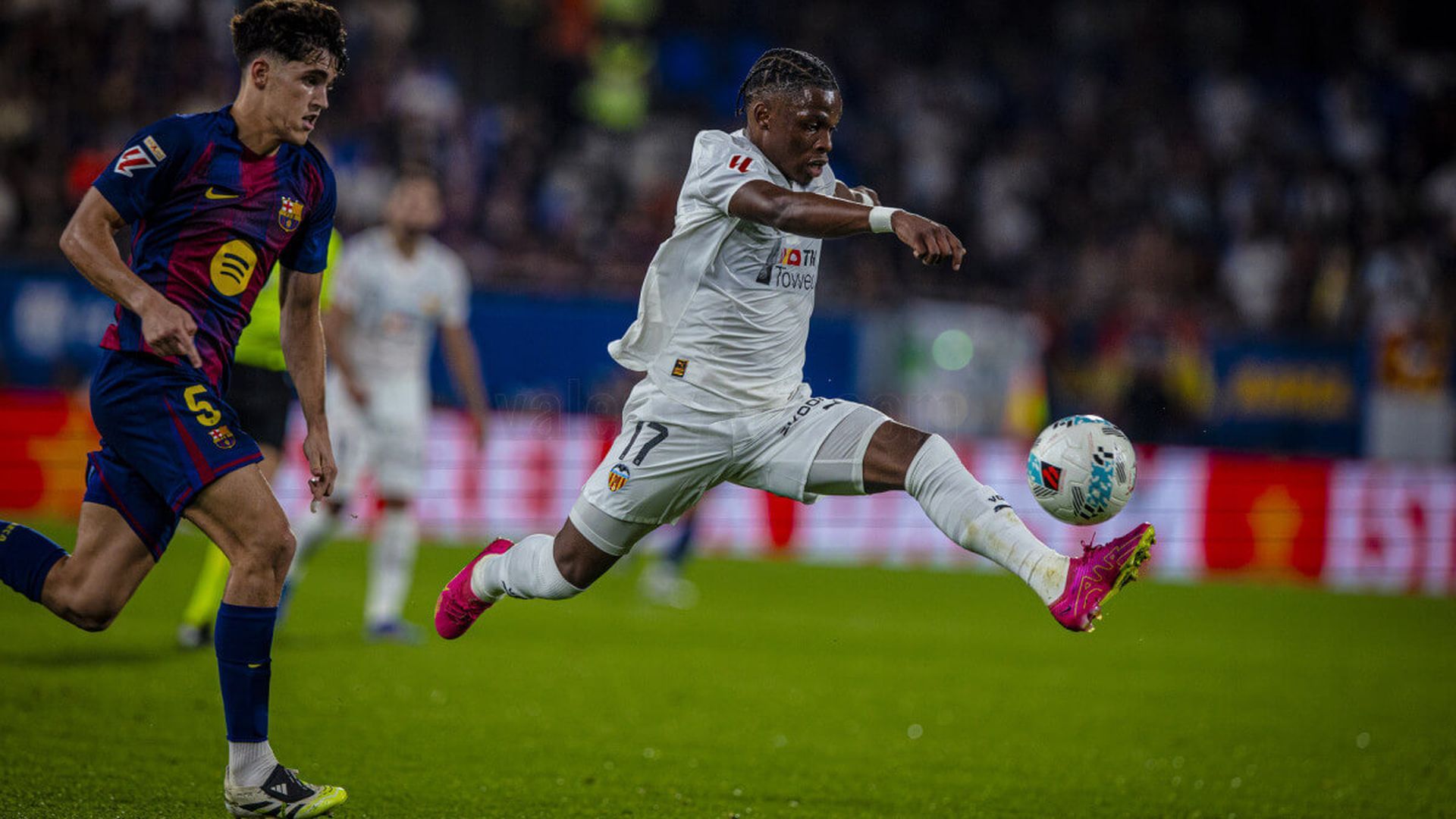 largie_ramazani_ante_el_fc_barcelona_foto_valencia_cf_001.jpg largie_ramazani_ante_el_fc_barcelona_foto_valencia_cf_001.jpg