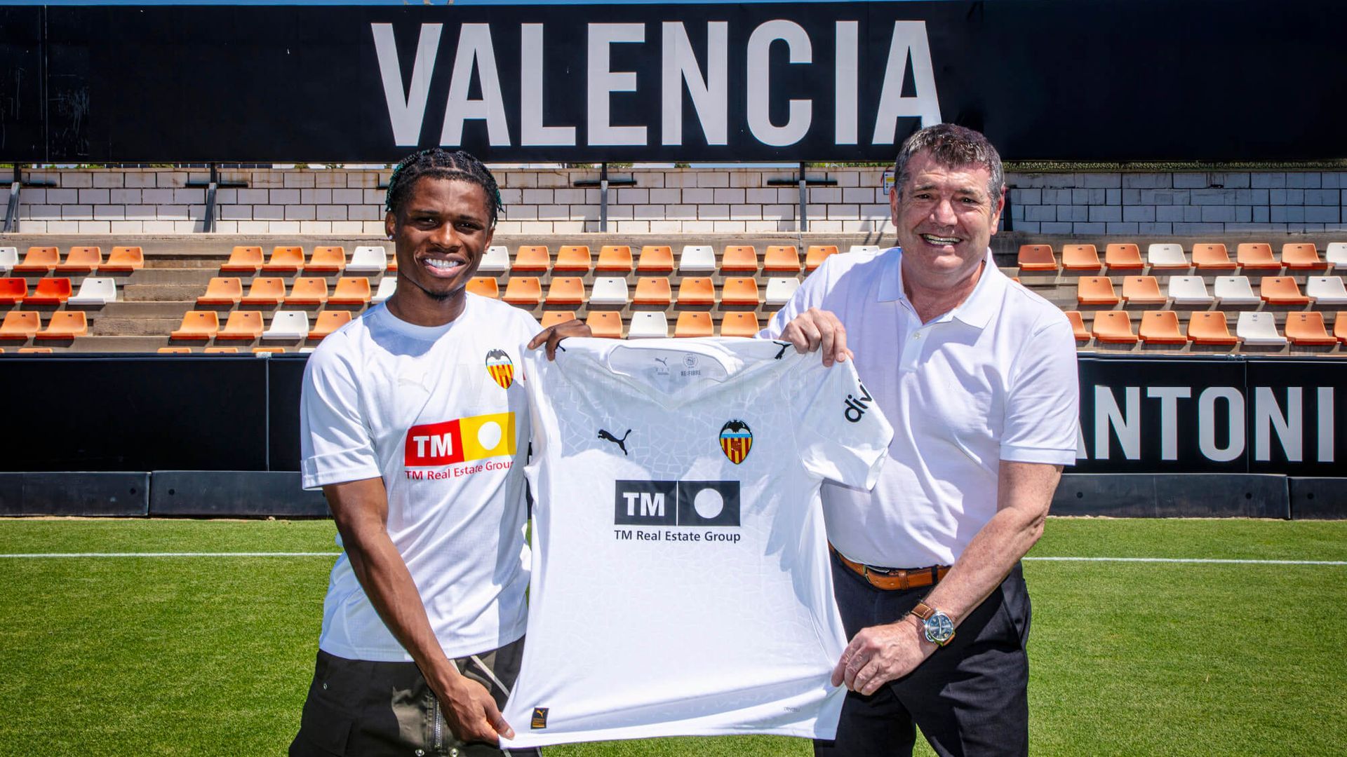 largie_ramazani_firma_con_el_valencia_cf_002.jpg