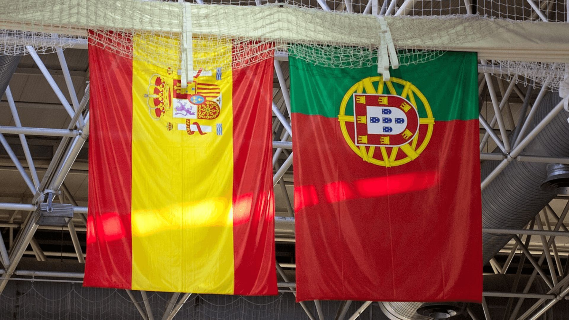 las_banderas_de_espana_y_portugal_en_un_pabellon.png