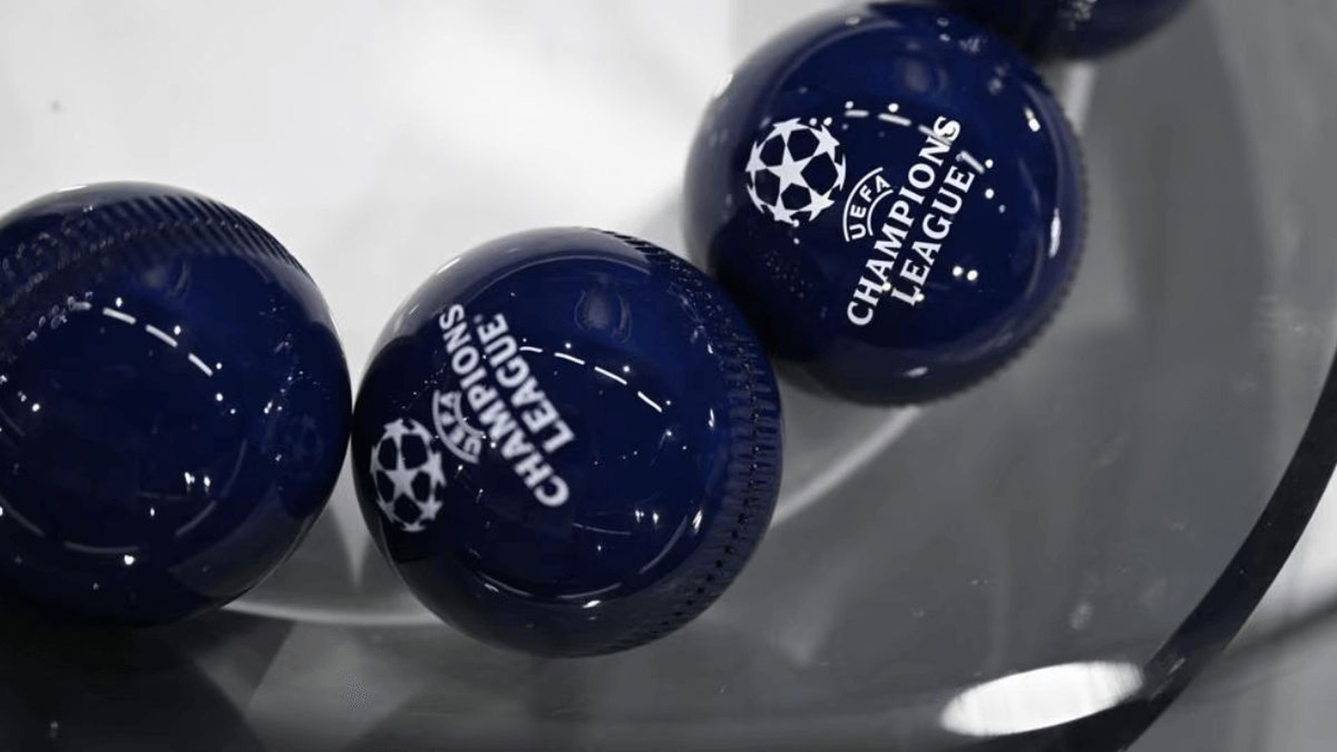 las_bolas_del_sorteo_de_la_champions_league_preparadas_en_la_sede_de_la_uefa_001.png