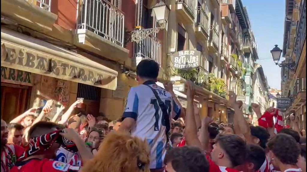 Las bromas de la afición del Athletic con un aficionado japonés de la Real en Lo Viejo