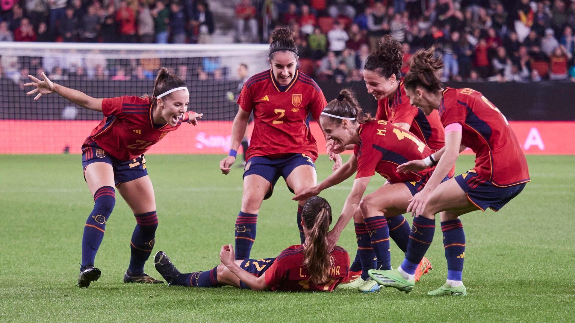 las_chicas_de_la_roja_celebrando_un_gol_contra_estados_unidos_foto_cordon_press_001.jpg