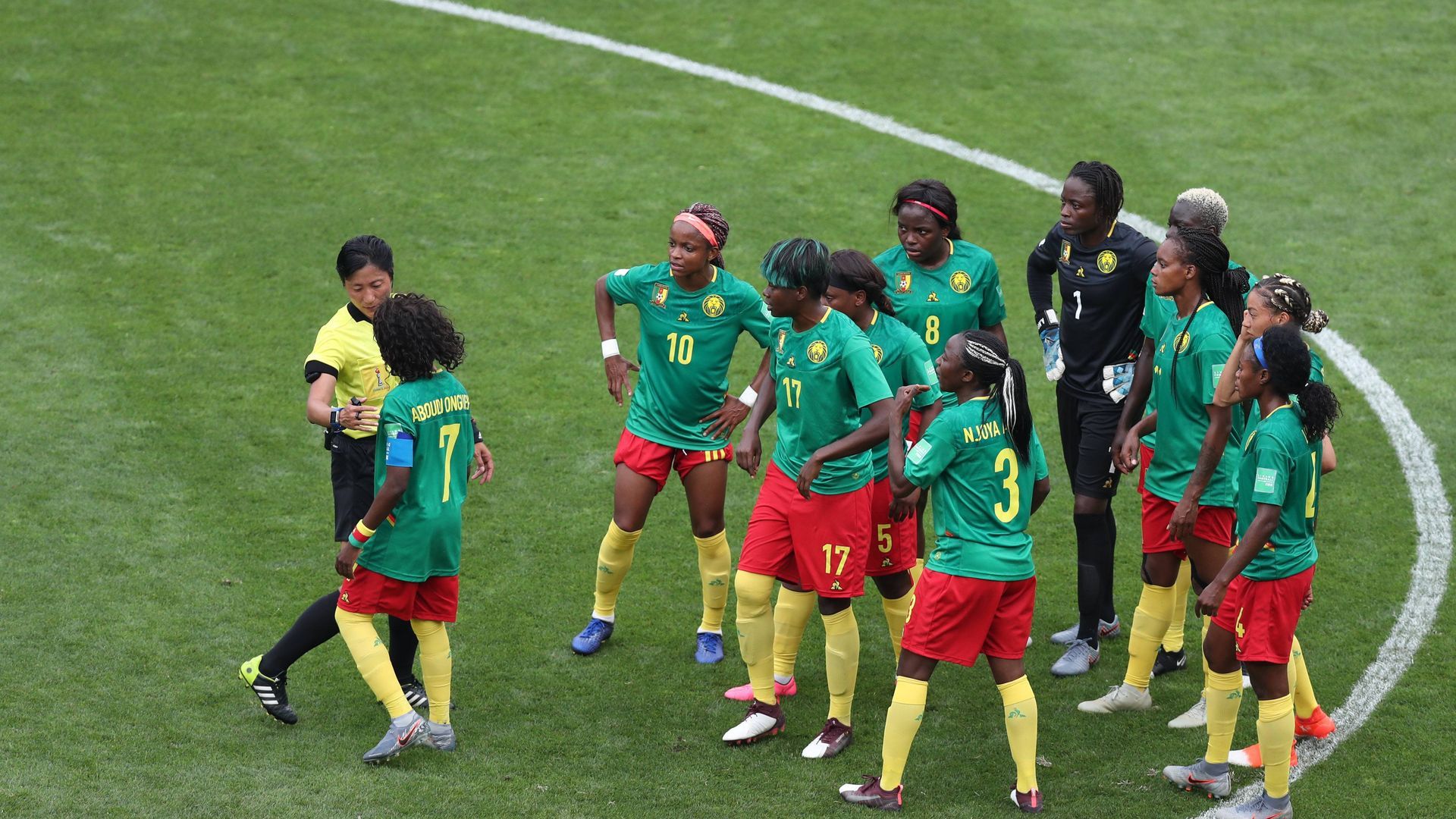 las_jugadoras_de_camerun_discutiendo_con_la_arbitra_en_un_partido_del_mundial_2019_fot_001.jpg