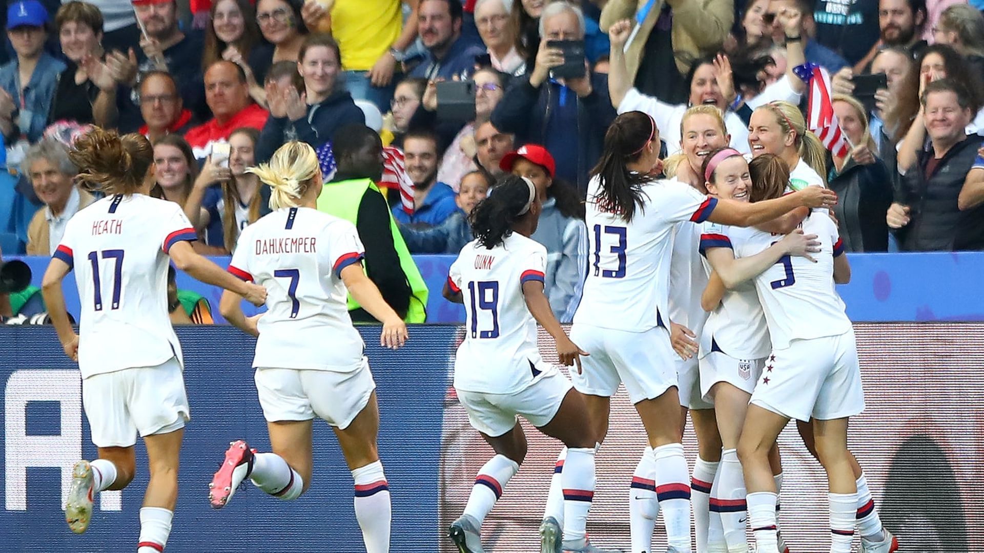 las_jugadoras_de_estados_unidos_celebran_uno_de_los_goles_logrados_ante_suecia__001.jpg las_jugadoras_de_estados_unidos_celebran_uno_de_los_goles_logrados_ante_suecia__001.jpg