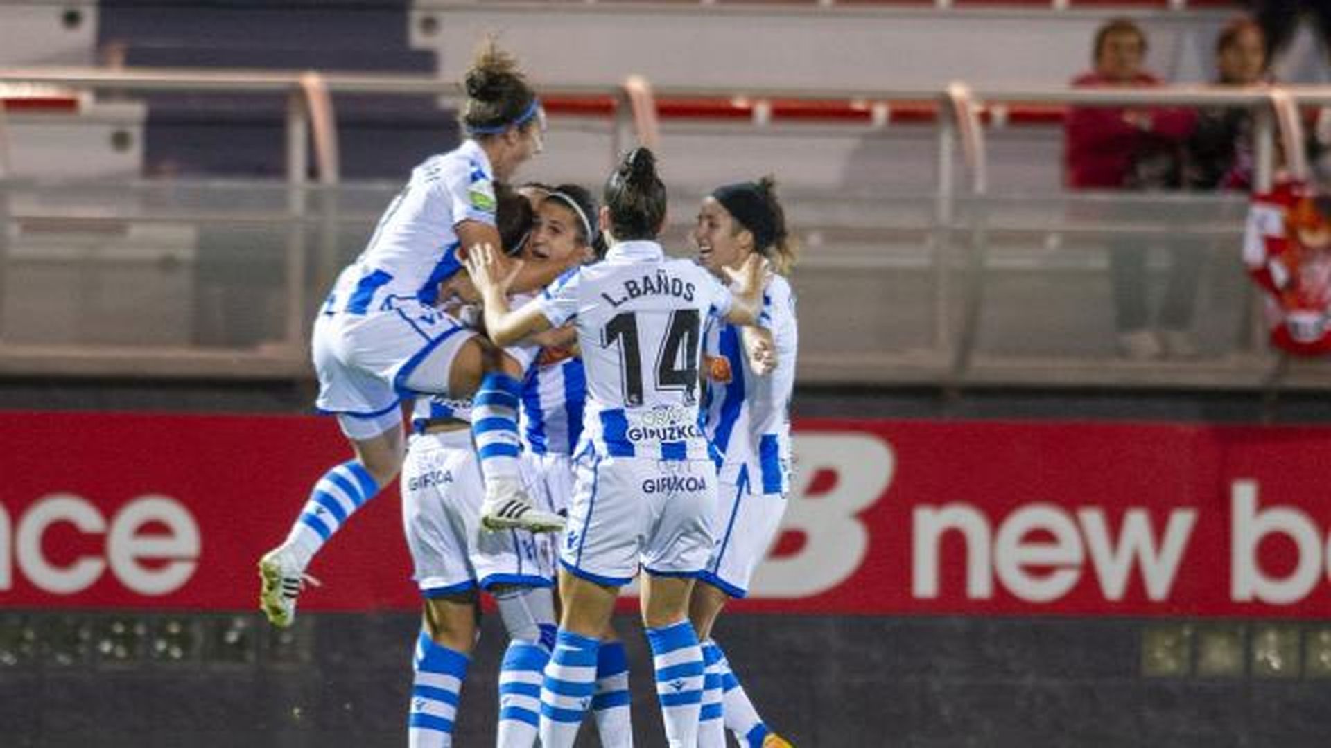 las_jugadoras_de_la_real_celebran_el_gol_ante_el_athletic_foto_laliga.jpg
