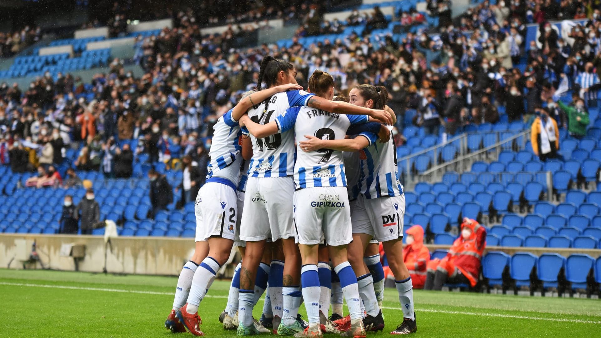 las_jugadoras_de_la_real_sociedad_celebran_el_gol_de_nerea_eizagirre_frente_al_athleti.jpg