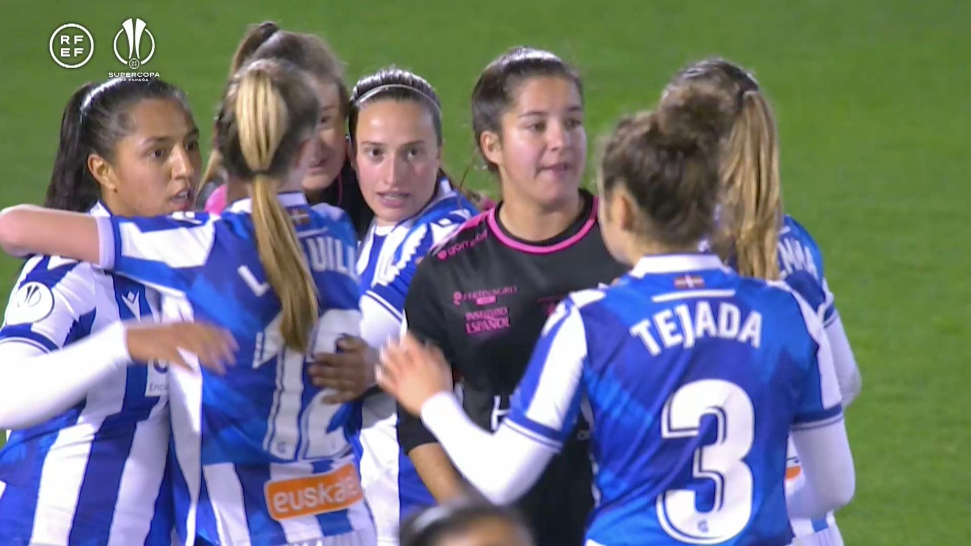 las_jugadoras_de_la_real_sociedad_celebran_la_victoria_001.png