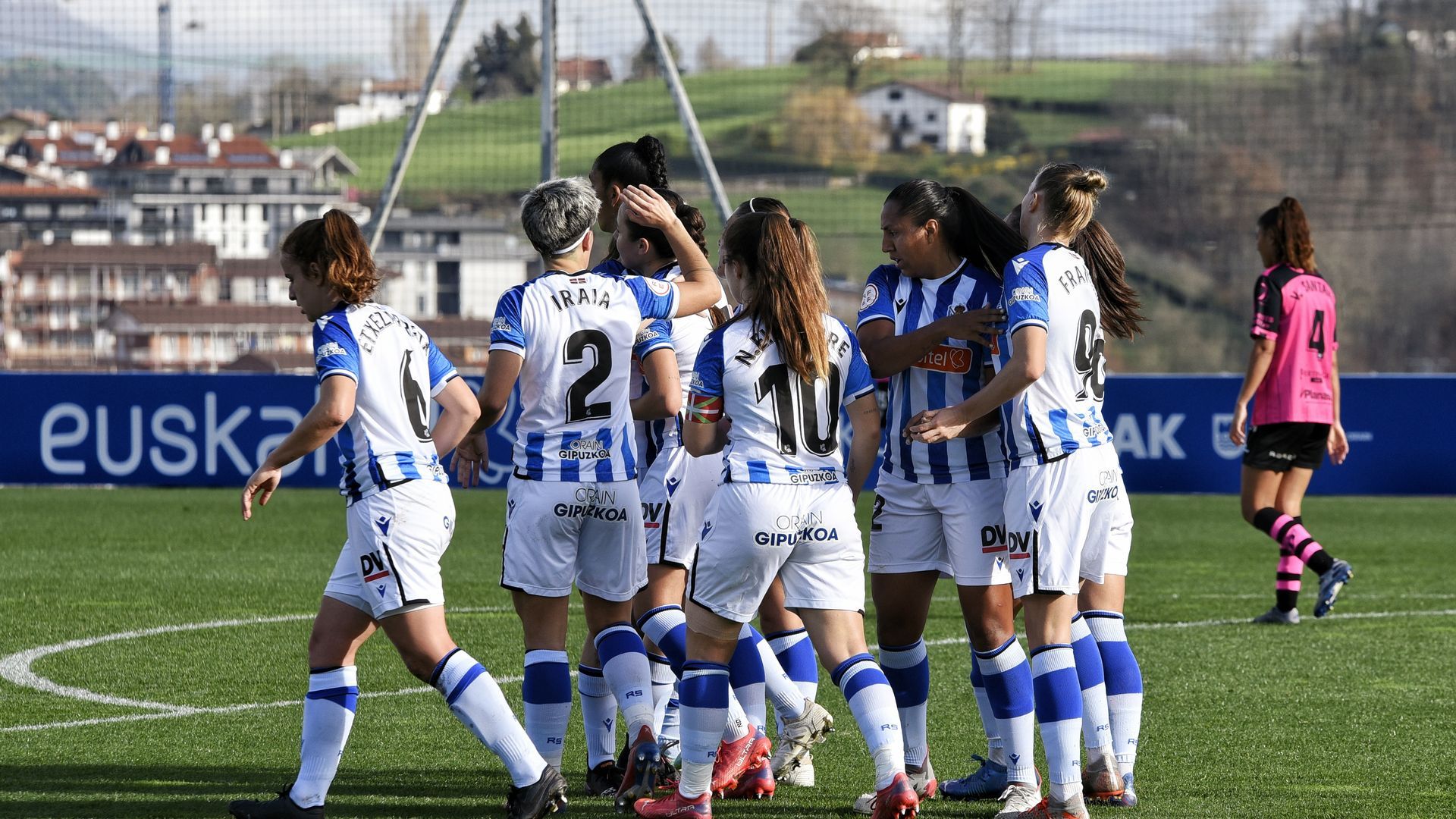 las_jugadoras_de_la_real_sociedad_celebran_un_triunfo_esta_temporada_fotogiovanni_bati.jpeg