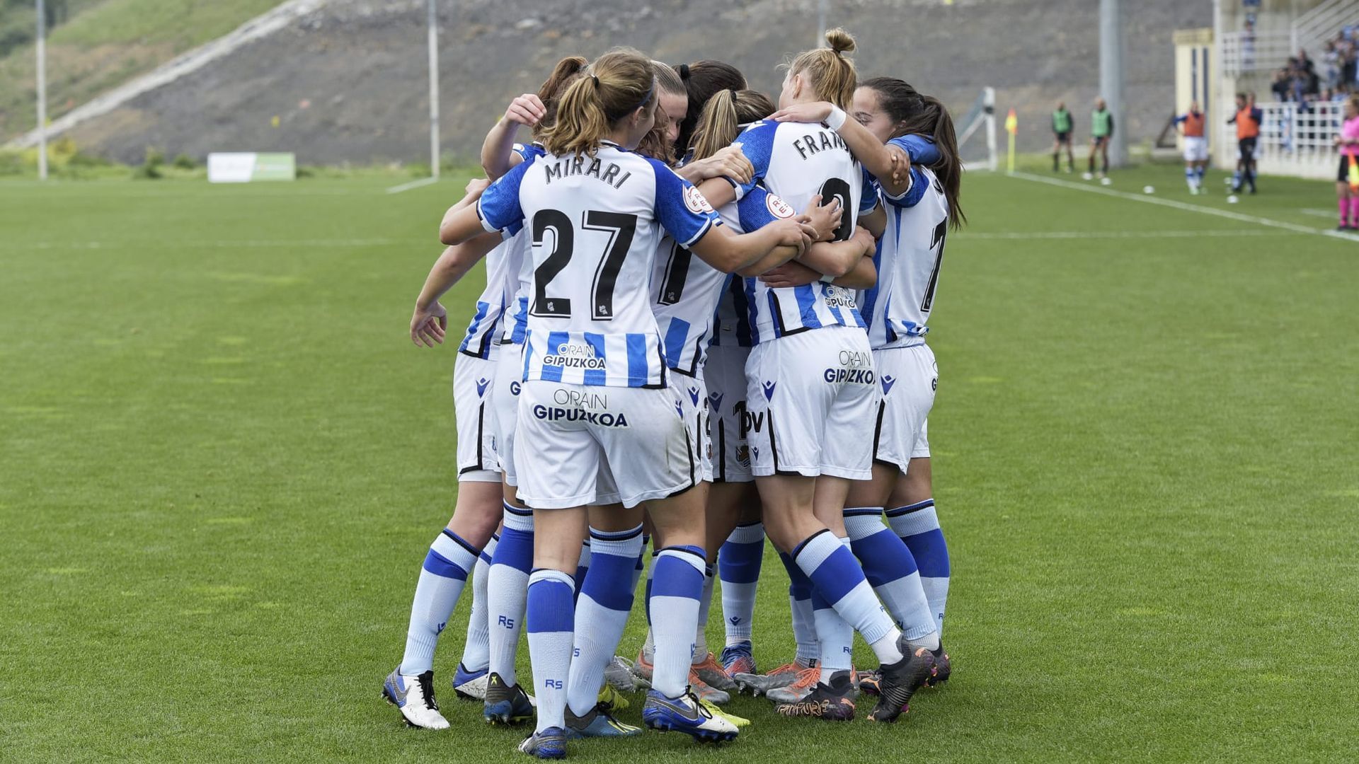 las_jugadoras_de_la_real_sociedad_celebran_uno_de_los_goles_metidos_al_rayo_foto_giova.jpg