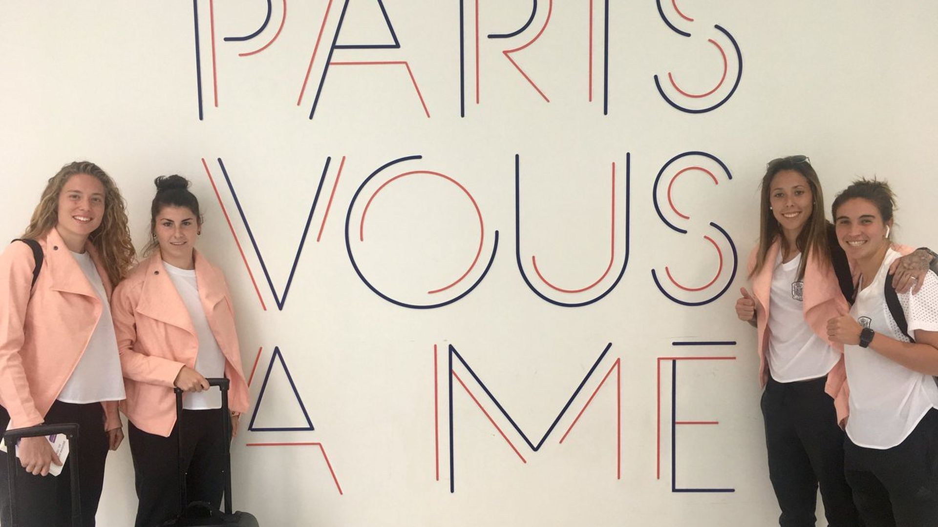 las_jugadoras_de_la_seleccion_espanola_a_su_llegada_al_aeroipuerto_de_paris_.jpg las_jugadoras_de_la_seleccion_espanola_a_su_llegada_al_aeroipuerto_de_paris_.jpg