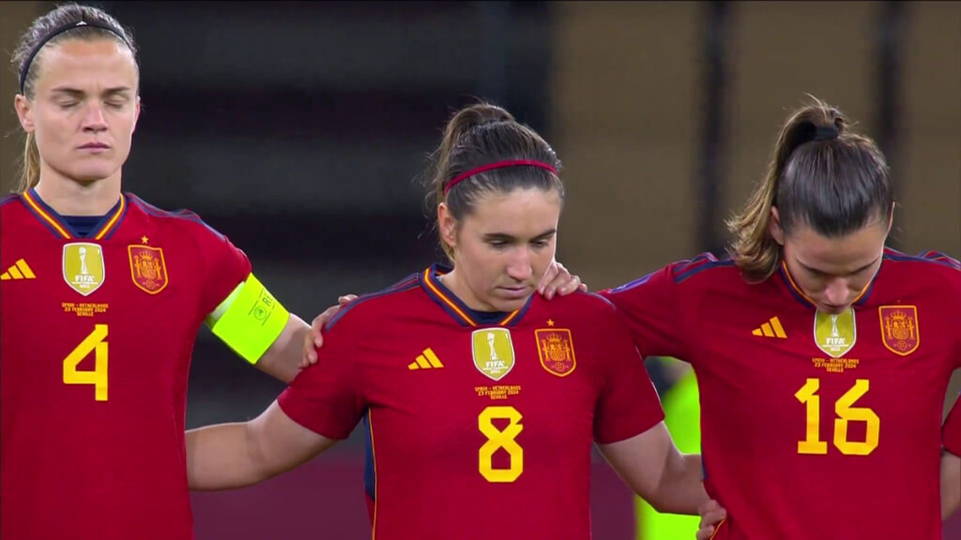 las_jugadoras_de_la_seleccion_guardaron_un_minuto_de_silencio.jpg las_jugadoras_de_la_seleccion_guardaron_un_minuto_de_silencio.jpg