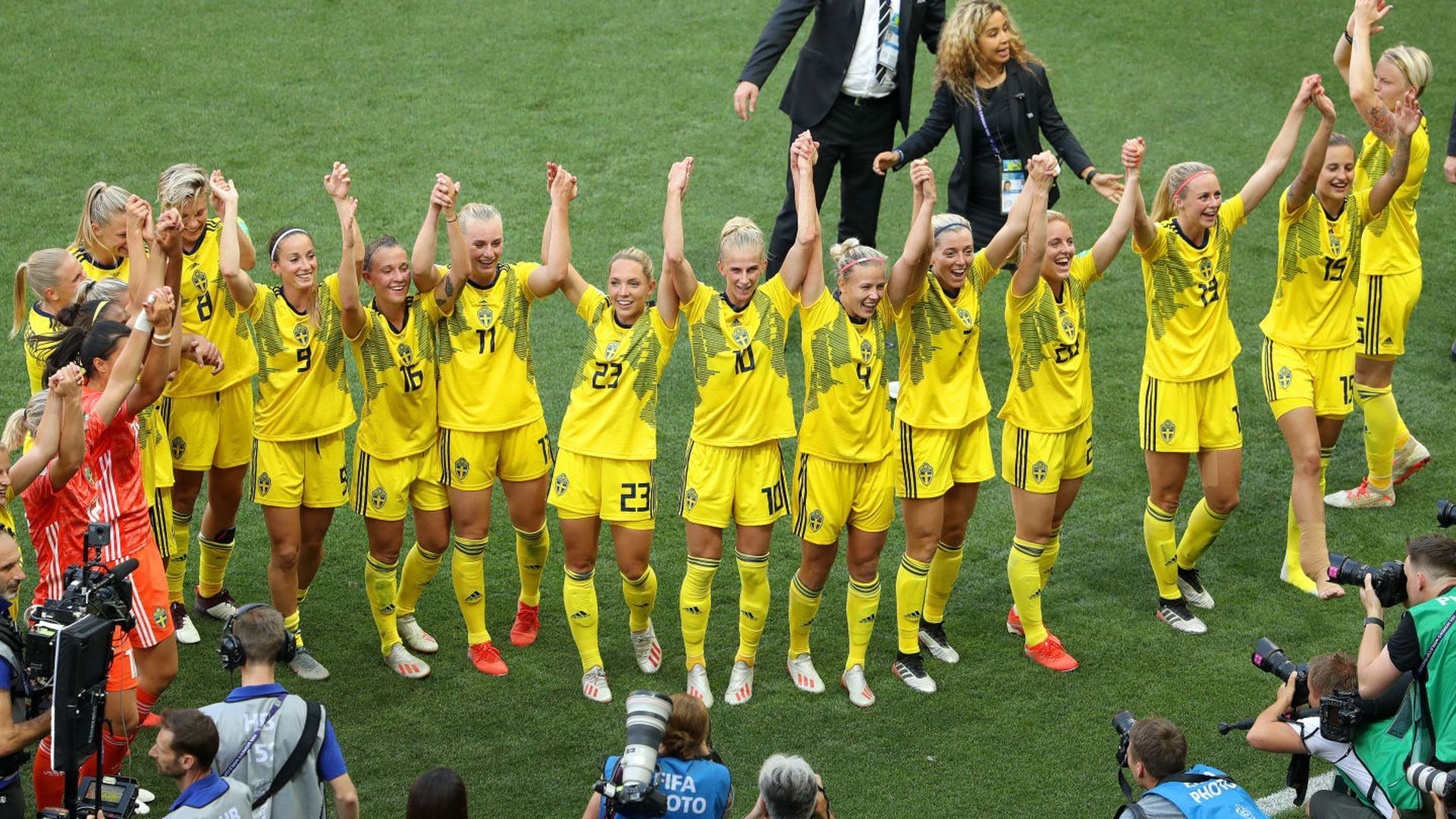 las_jugadoras_de_suecia_celebran_la_victoria_ante_inglaterra_001.jpg