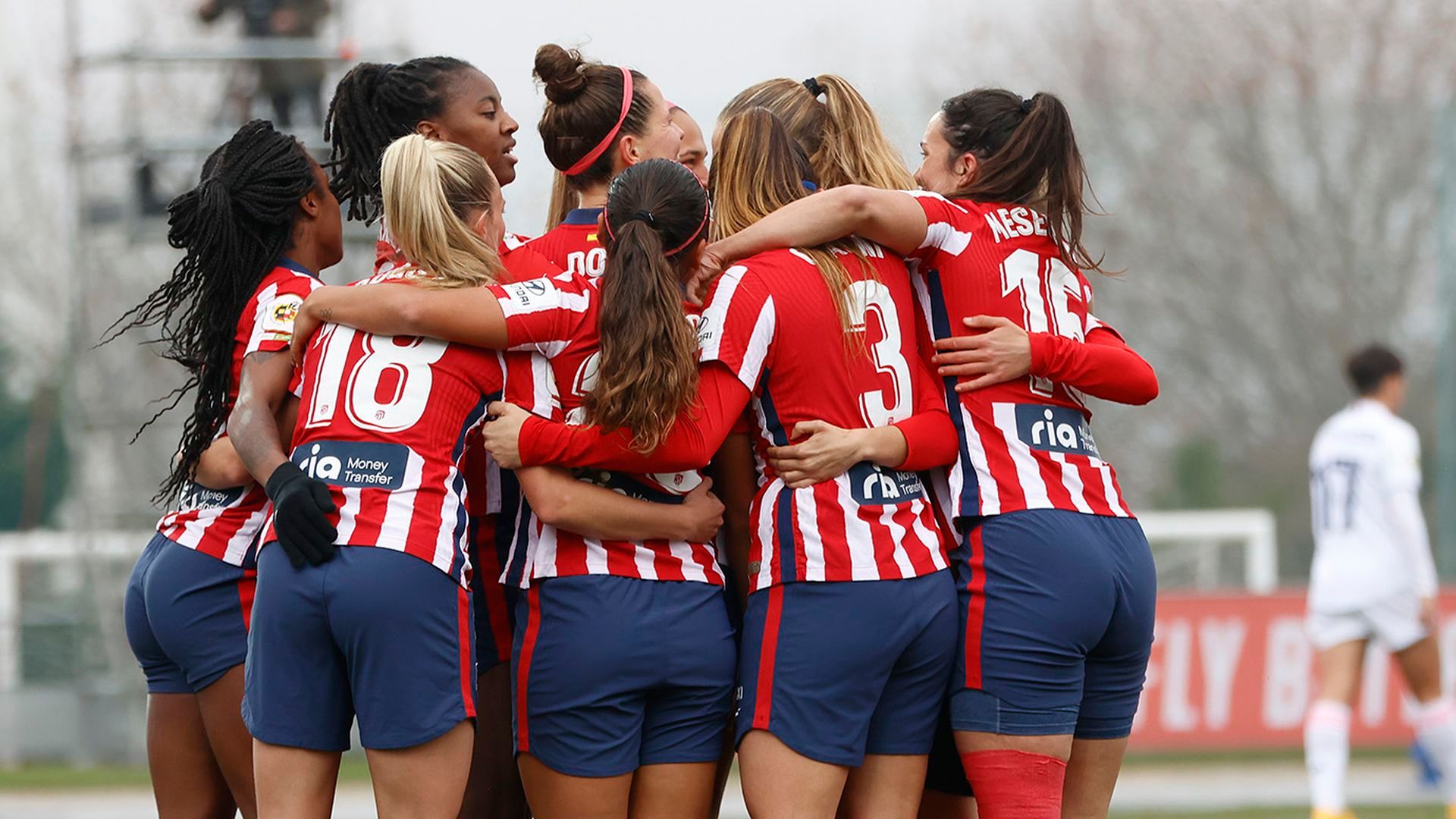 las_jugadoras_del_atletico_de_madrid_celebran_la_victoria_en_el_derbi_ante_el_real_mad_001.jpg las_jugadoras_del_atletico_de_madrid_celebran_la_victoria_en_el_derbi_ante_el_real_mad_001.jpg