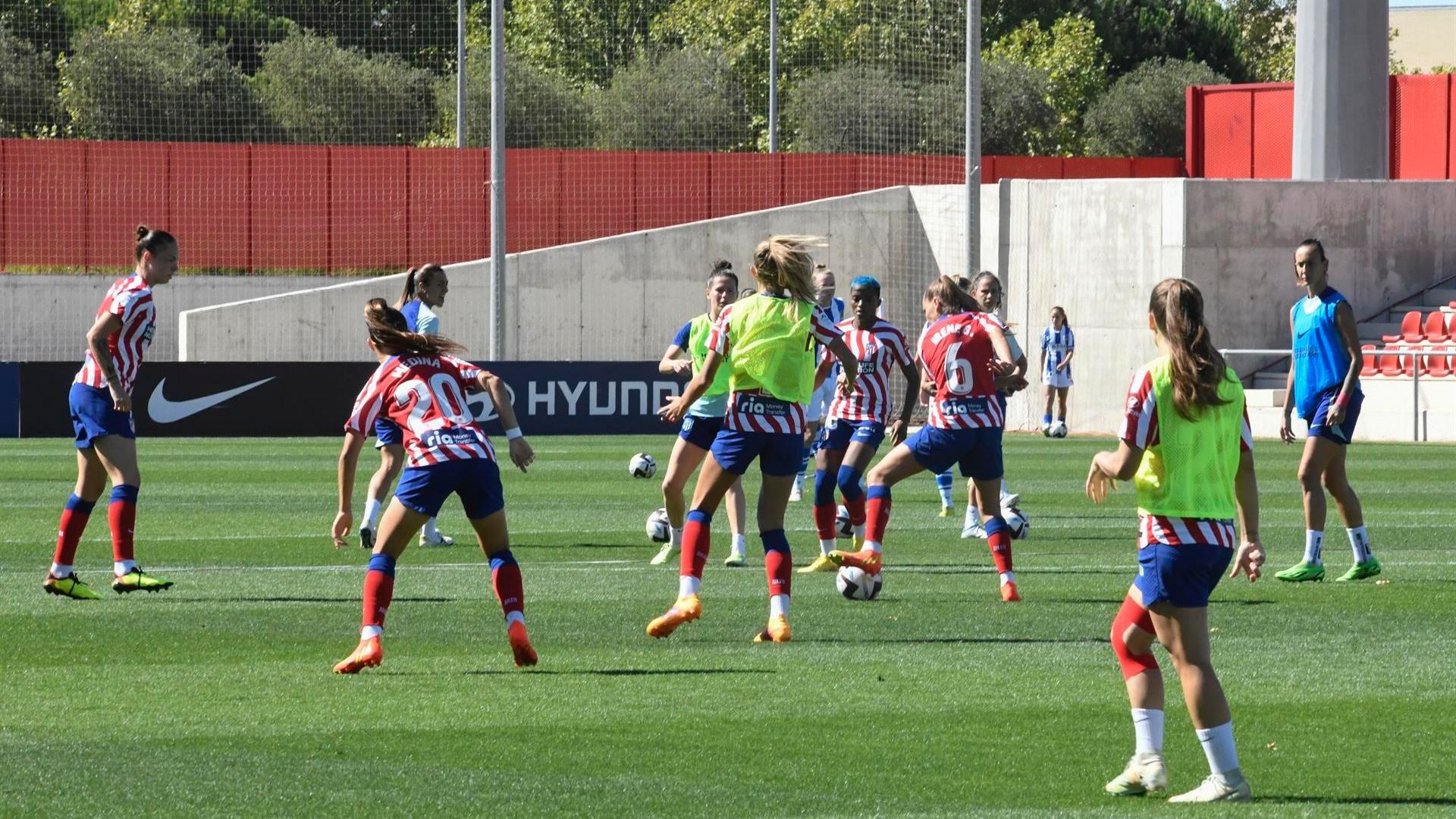 las_jugadoras_del_atletico_de_madrid_femenino_tocan_la_bola_este_sabado_en_la_ciudad_d_001.jpg las_jugadoras_del_atletico_de_madrid_femenino_tocan_la_bola_este_sabado_en_la_ciudad_d_001.jpg