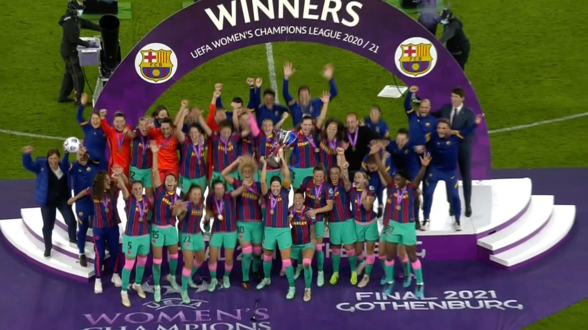 las_jugadoras_del_barca_levantando_el_titulo.png