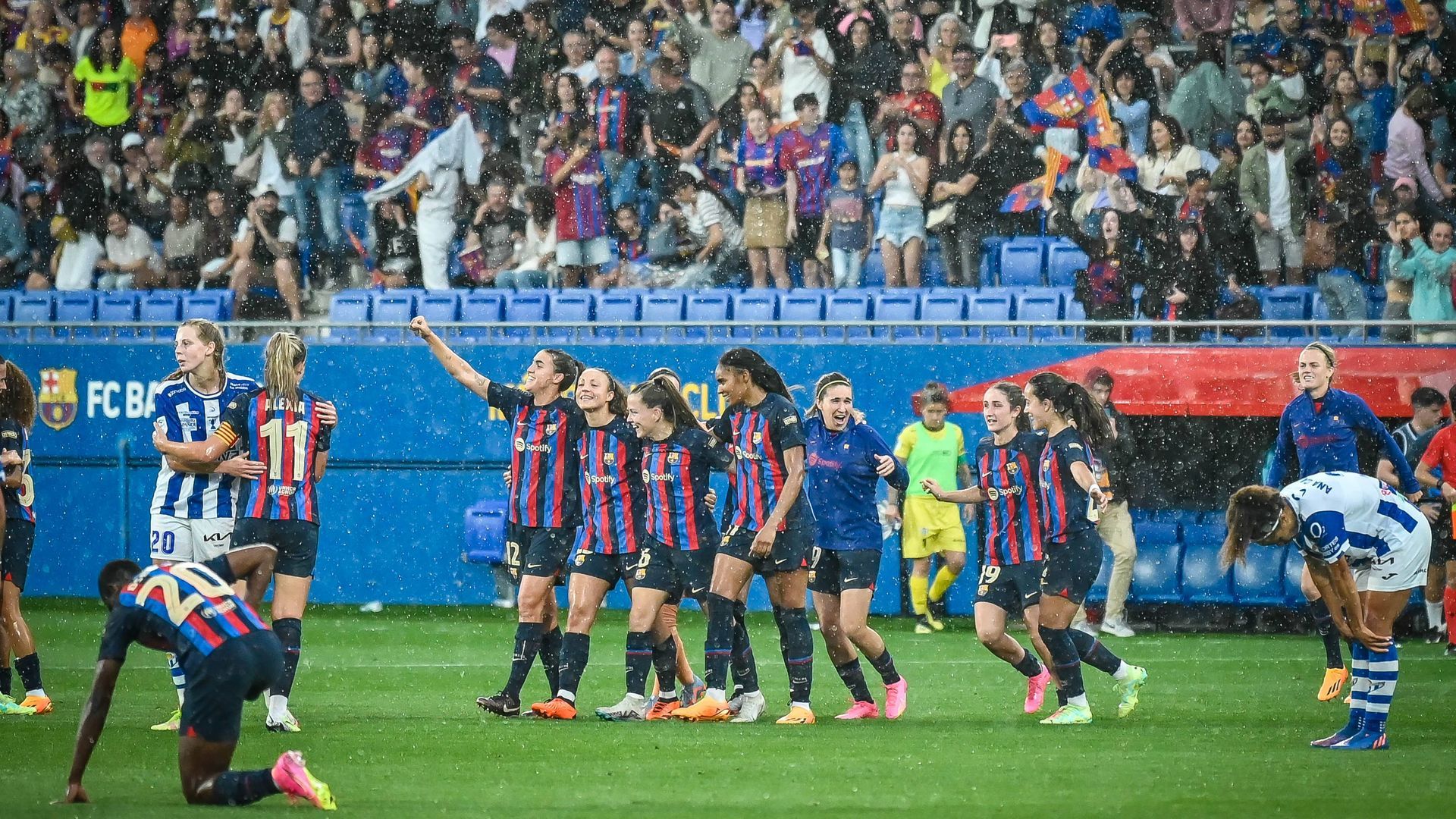 las_jugadoras_del_barcelona_celebran_su_victoria_frente_a_la_real_sociedad_foto_cordon.jpg