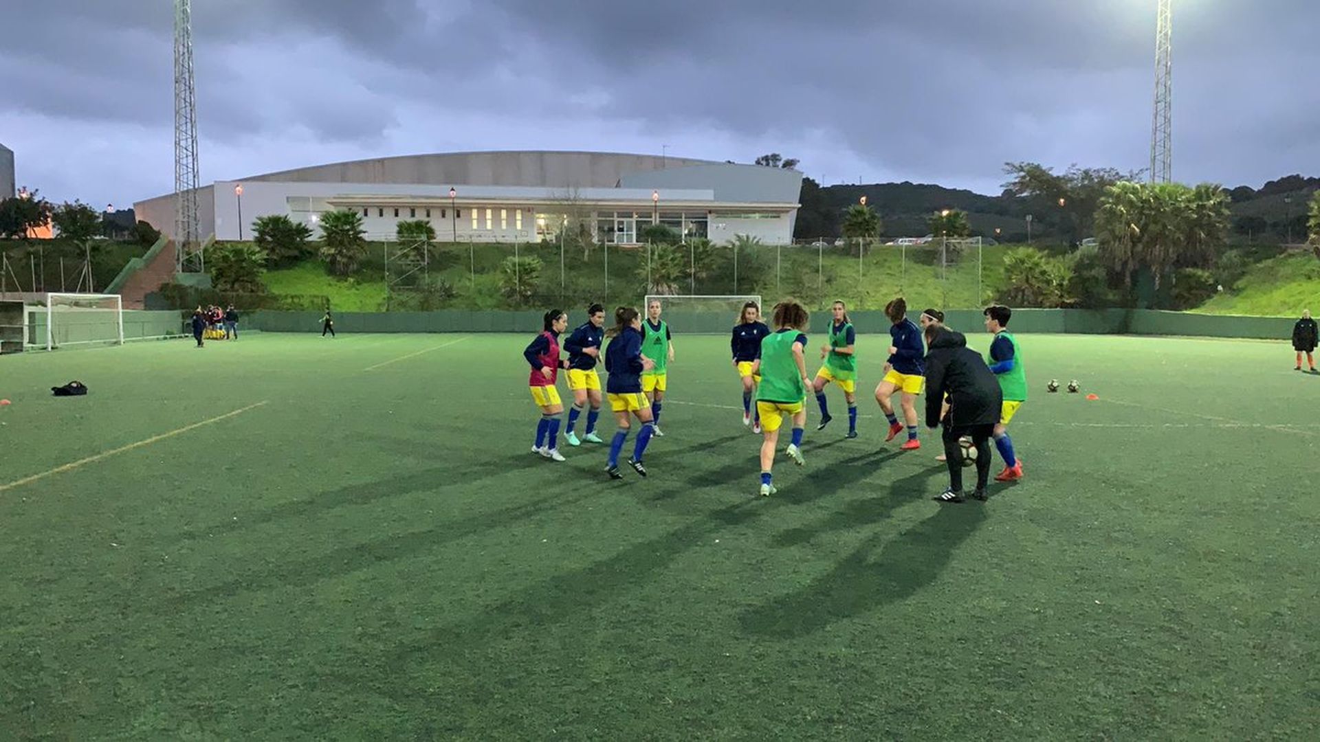 las_jugadoras_del_cadiz_antes_del_inicio_del_partido_foto_ccf.jpg